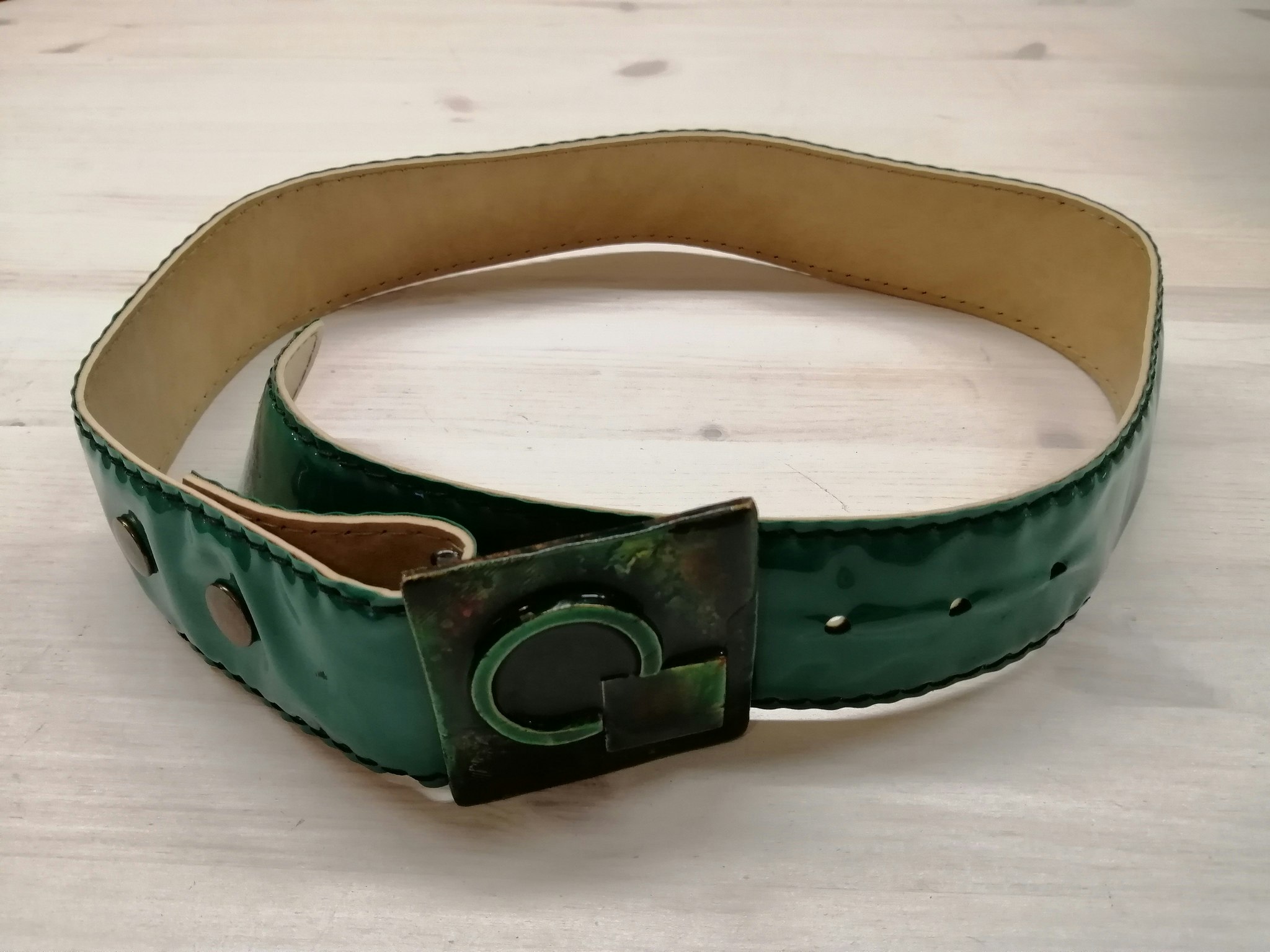 Vintage Skärp bälte grönt lack med metallspänne typ emalj - Vintage Corner  Österlen