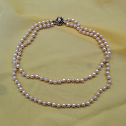 Vintage bijouteri pärlhalsband aningens rosa-vita stenar fint spänne 2-radigt