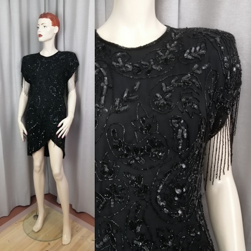 Vintage svart pärlbroderad kort klänning 80-tal axelvaddar