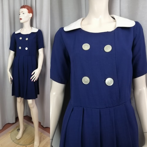 Vintage blå klänning med vit krage och dubbla rader knappar veckad kjol