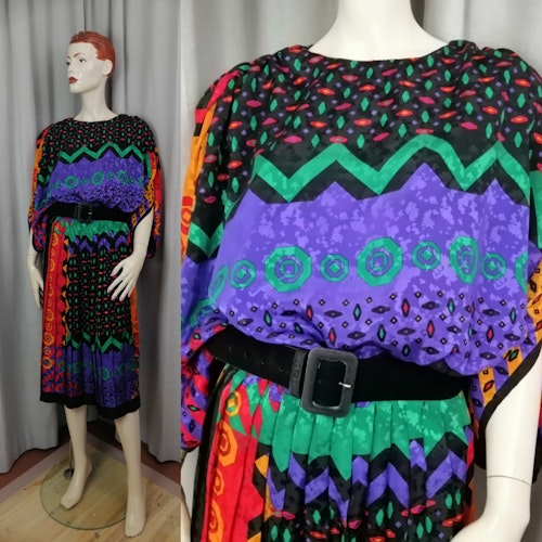 Vintage typisk 80-talsklänning mycket mönster och färger plisserad kjol svart skärp