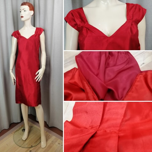 Second Hand röd blank festklänning breda axelband fint dekolletage