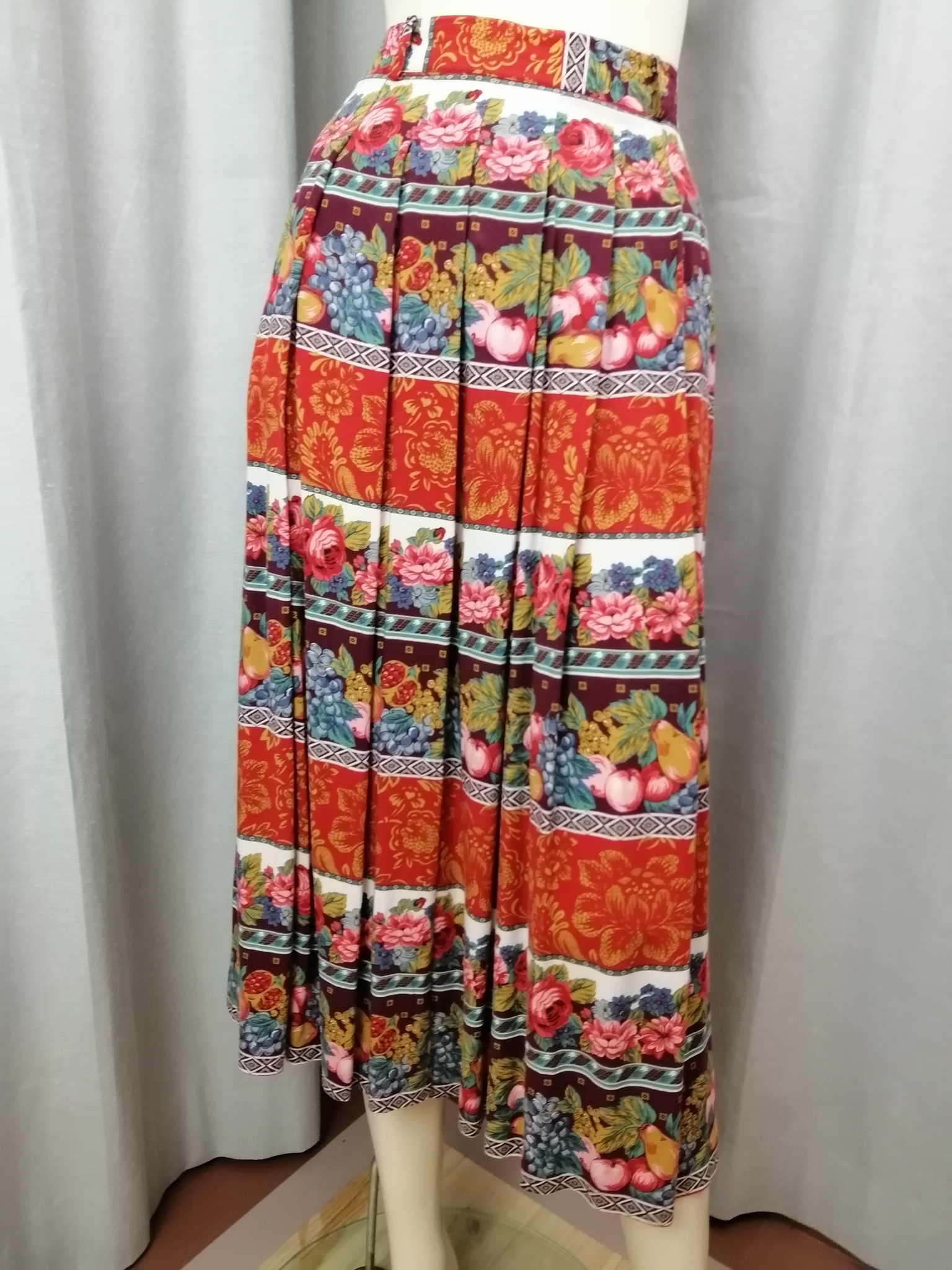 Vintage 80-tal veckad blommig längre kjol röd och färgglad