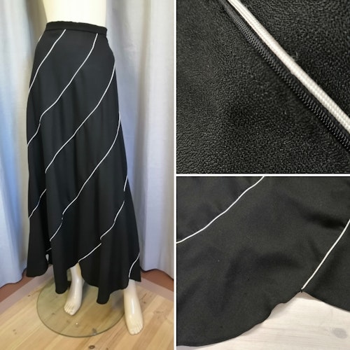 Vintage 70-talskjol lång vådsydd svart med vita linjer vågformad nertill