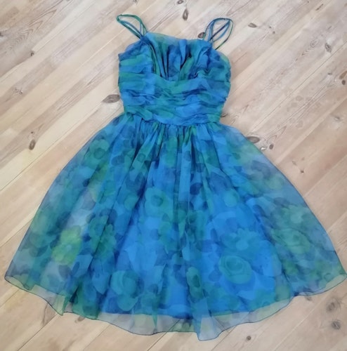Vintage pytteliten festklänning chiffong smala exelband blå-grön mönstad 60-tal