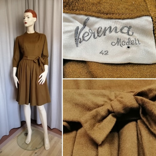 Vintage klänning tunn mjuk ull olivgrön lång ärm vid kjol underkjol skärp 5060-tal