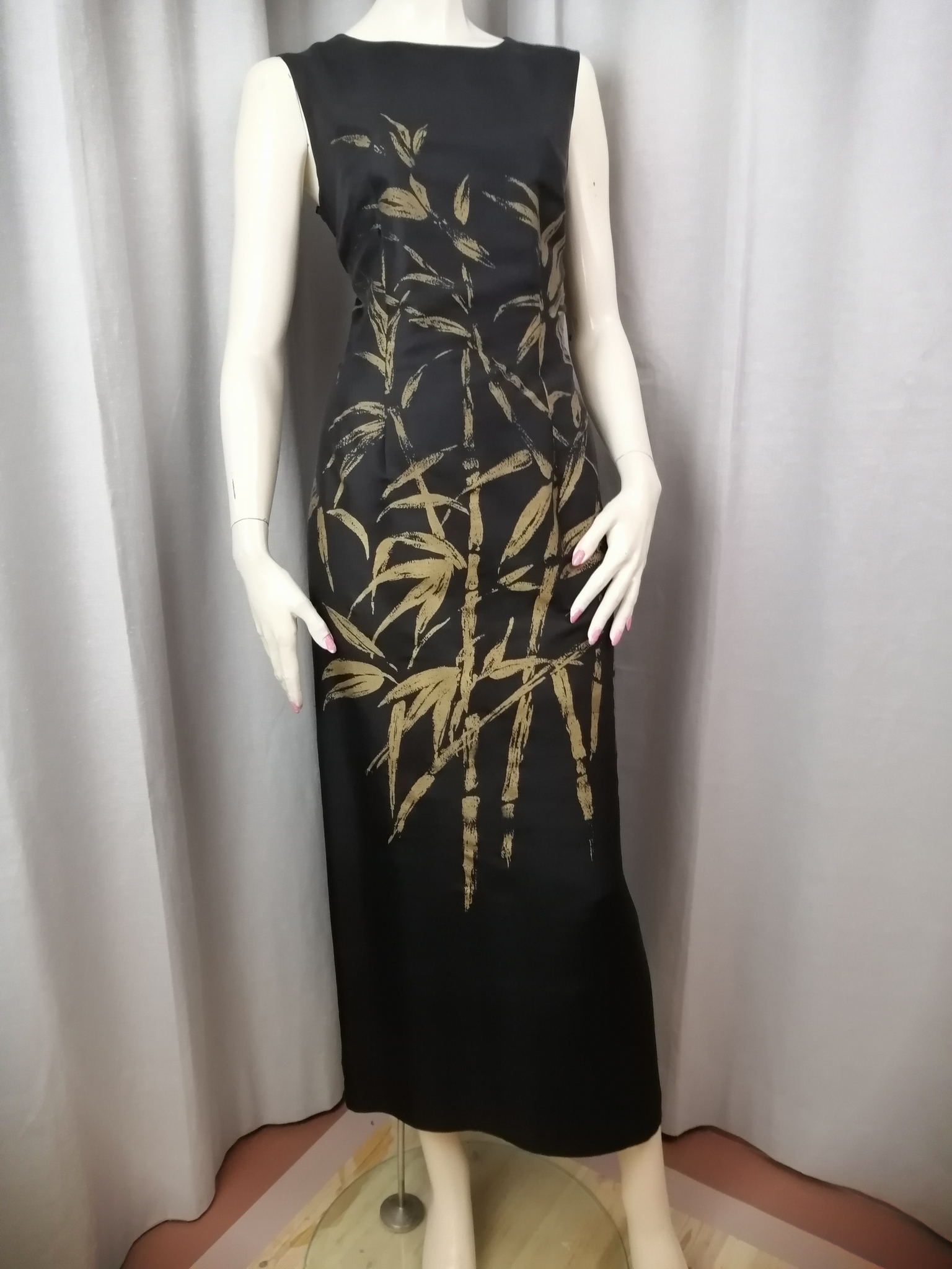 Second Hand lång svart sidenklänning guldf bambu fram sprund bak Betty Barclay