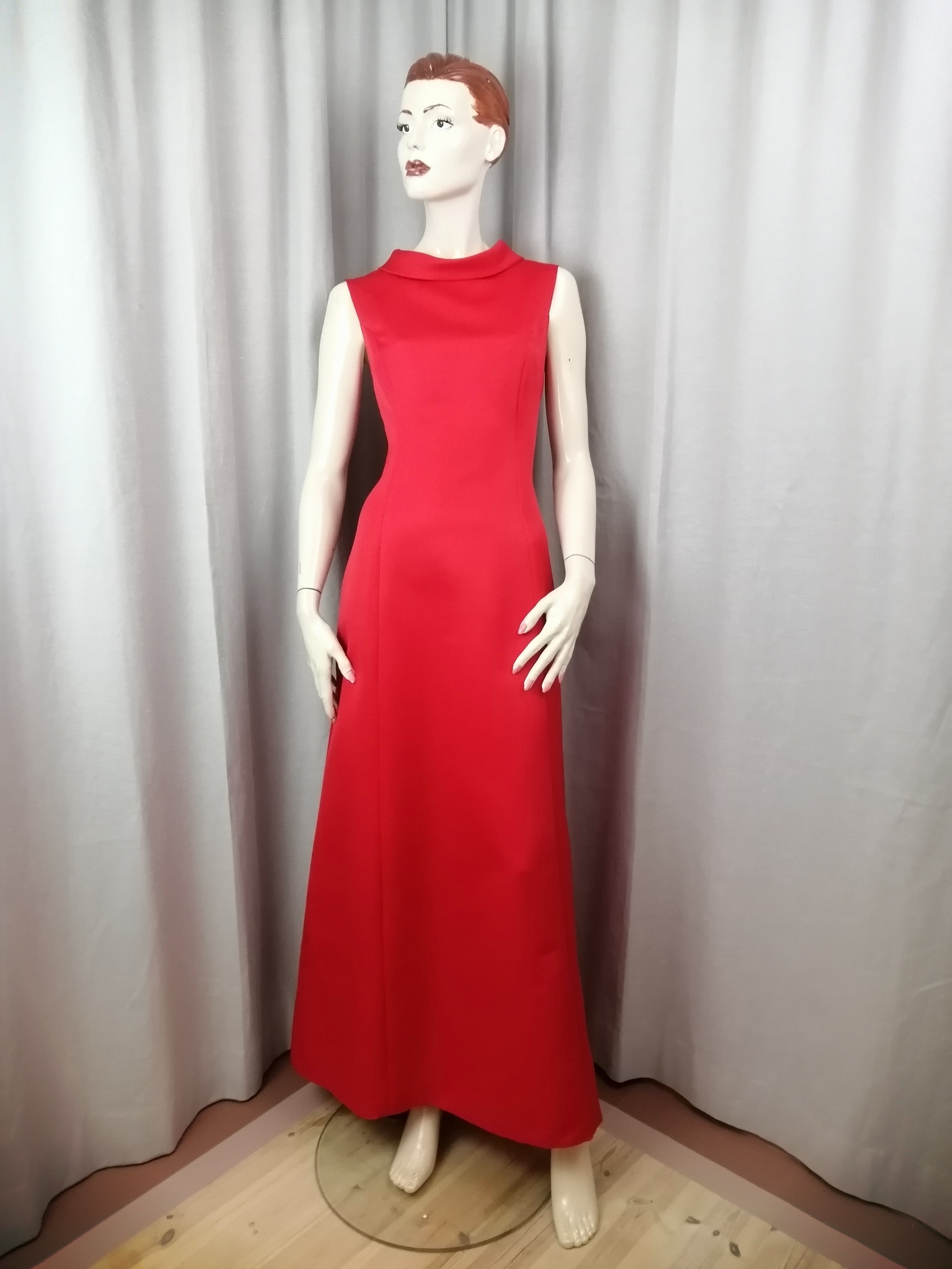 Vintage vacker röd långklänning fint fall vid krage ärmlös vidare kjol