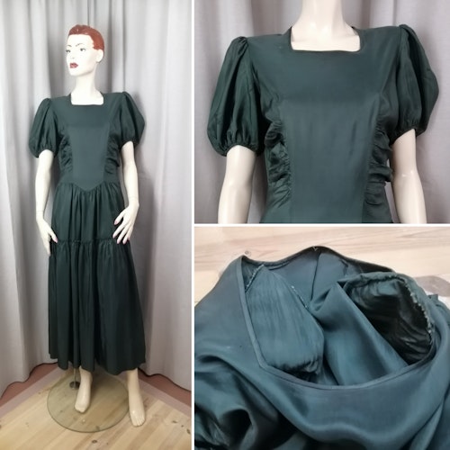 Vintage mörkgrön klänning med rysch och volanger axelvaddar