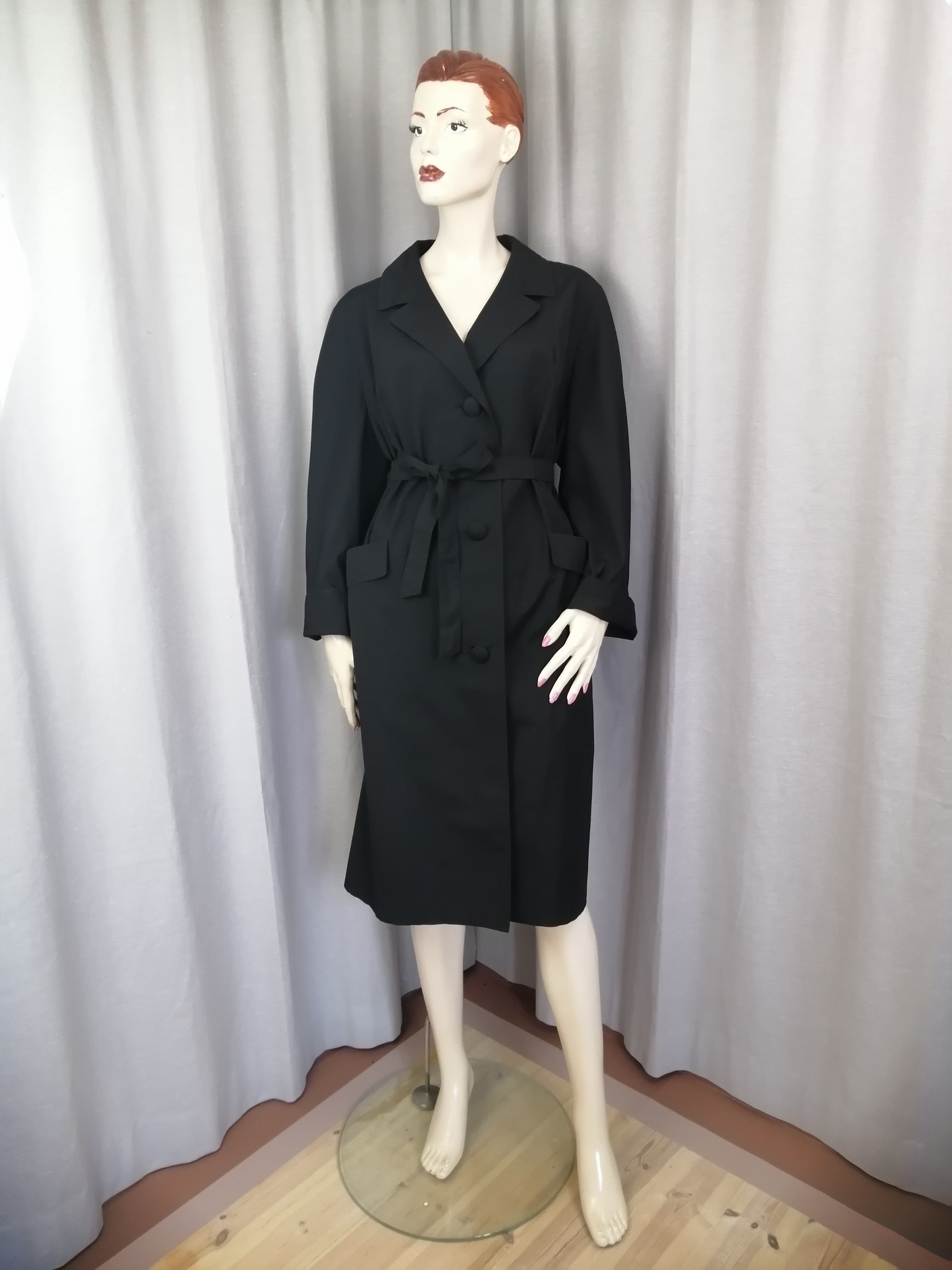 Vintage svart kappa poplin stora klädda knappar skärp 5060-tal