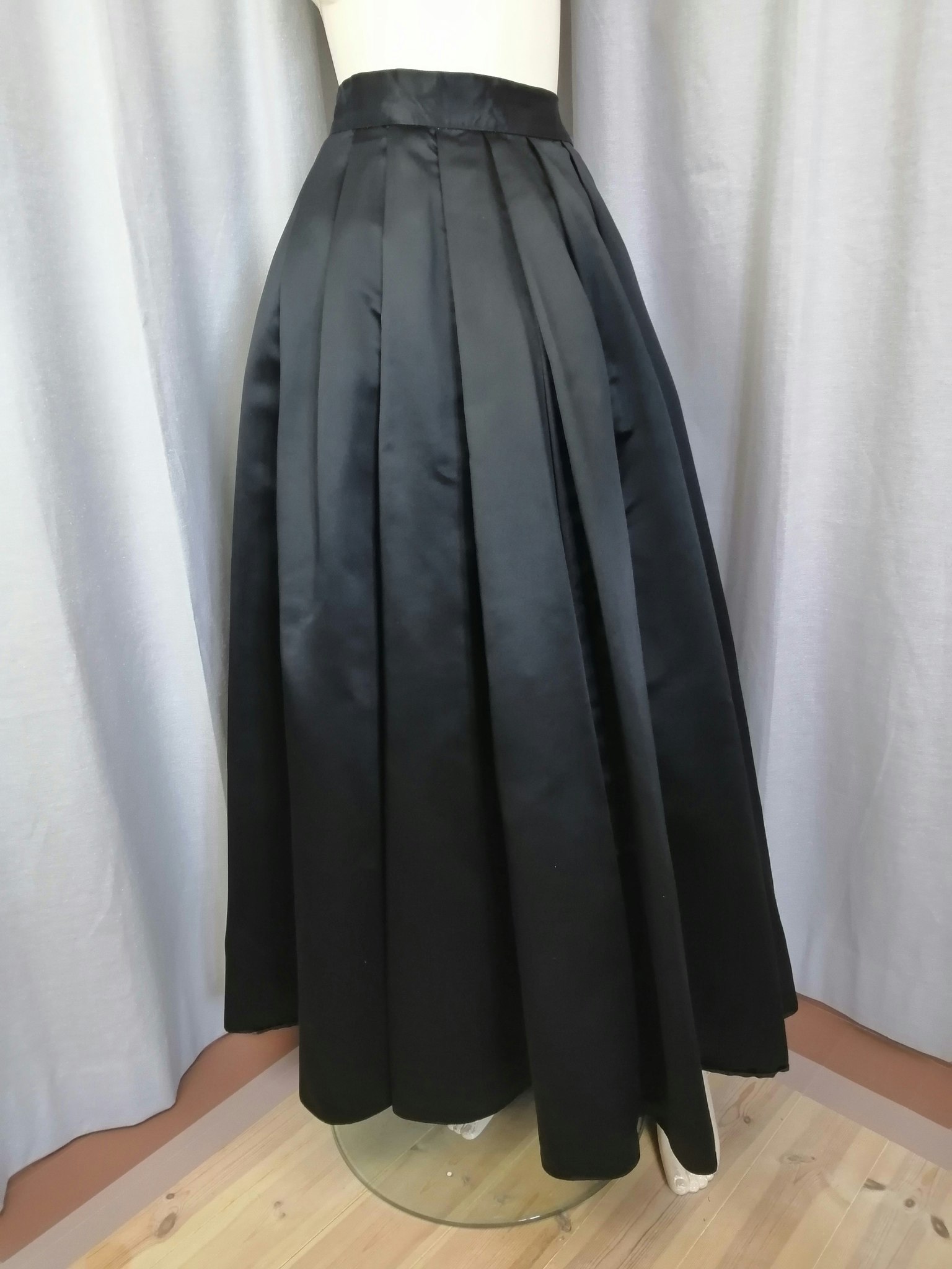 Vintage elegant långkjol, 3 lager inkl 2 underkjolar extra vidd svart  4050-tal - Vintage Corner Österlen