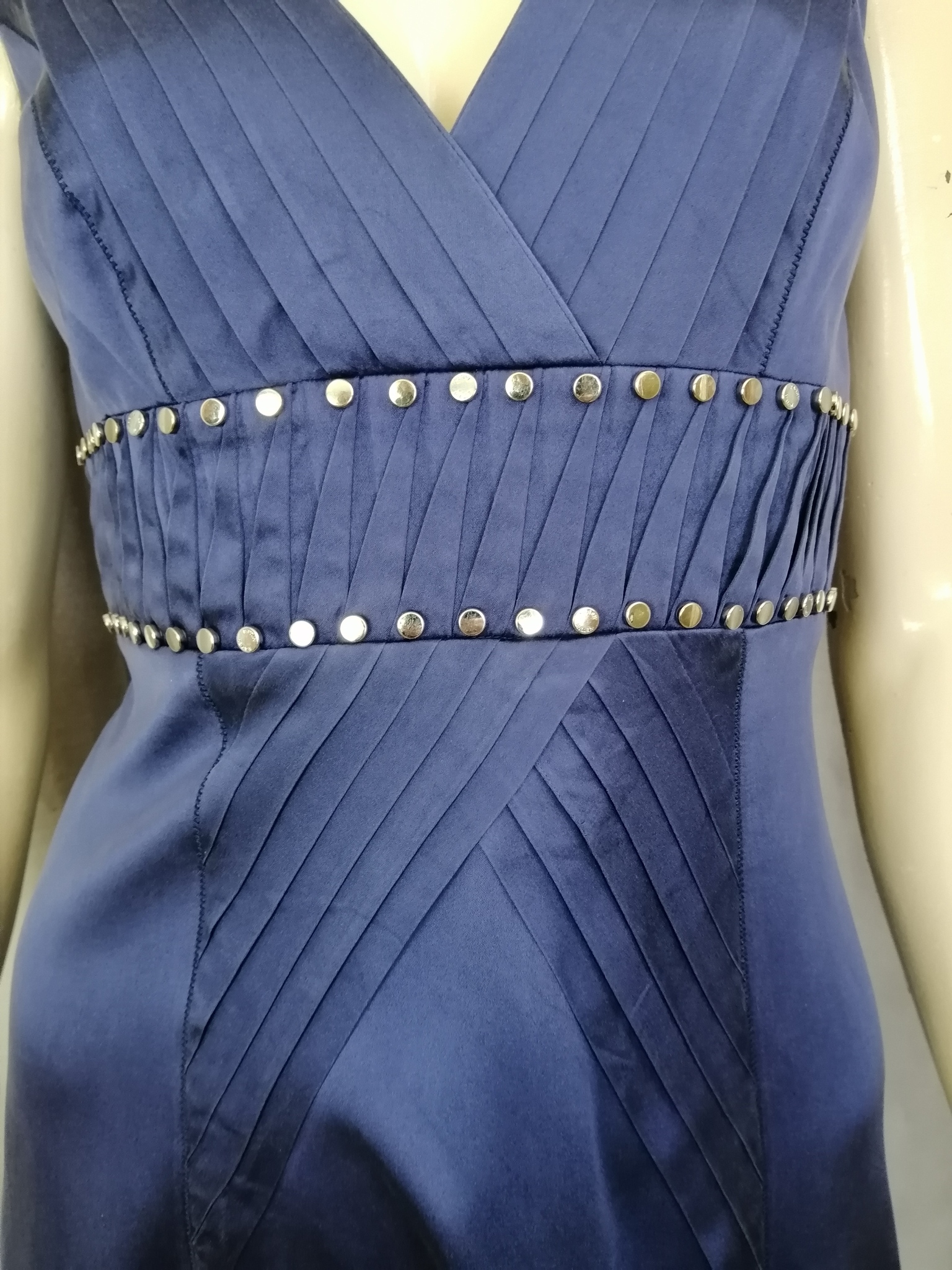 Second hand snygg klänning Karen Millen England v-ringad fram bak nitar blå