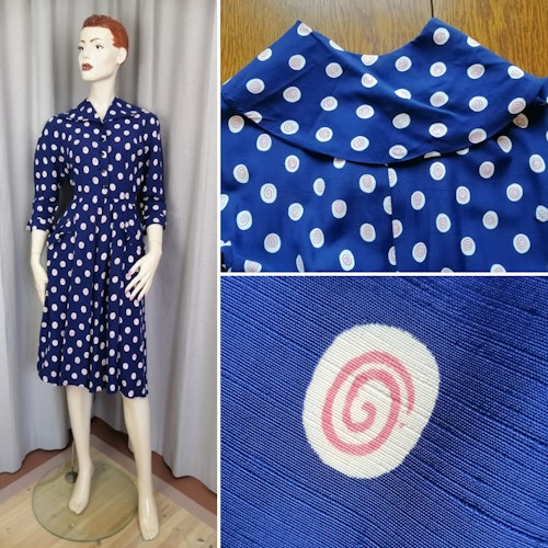 Vintage underbar klänning blå med cirklar vid krage stora fickor vid kjol 4050-tal