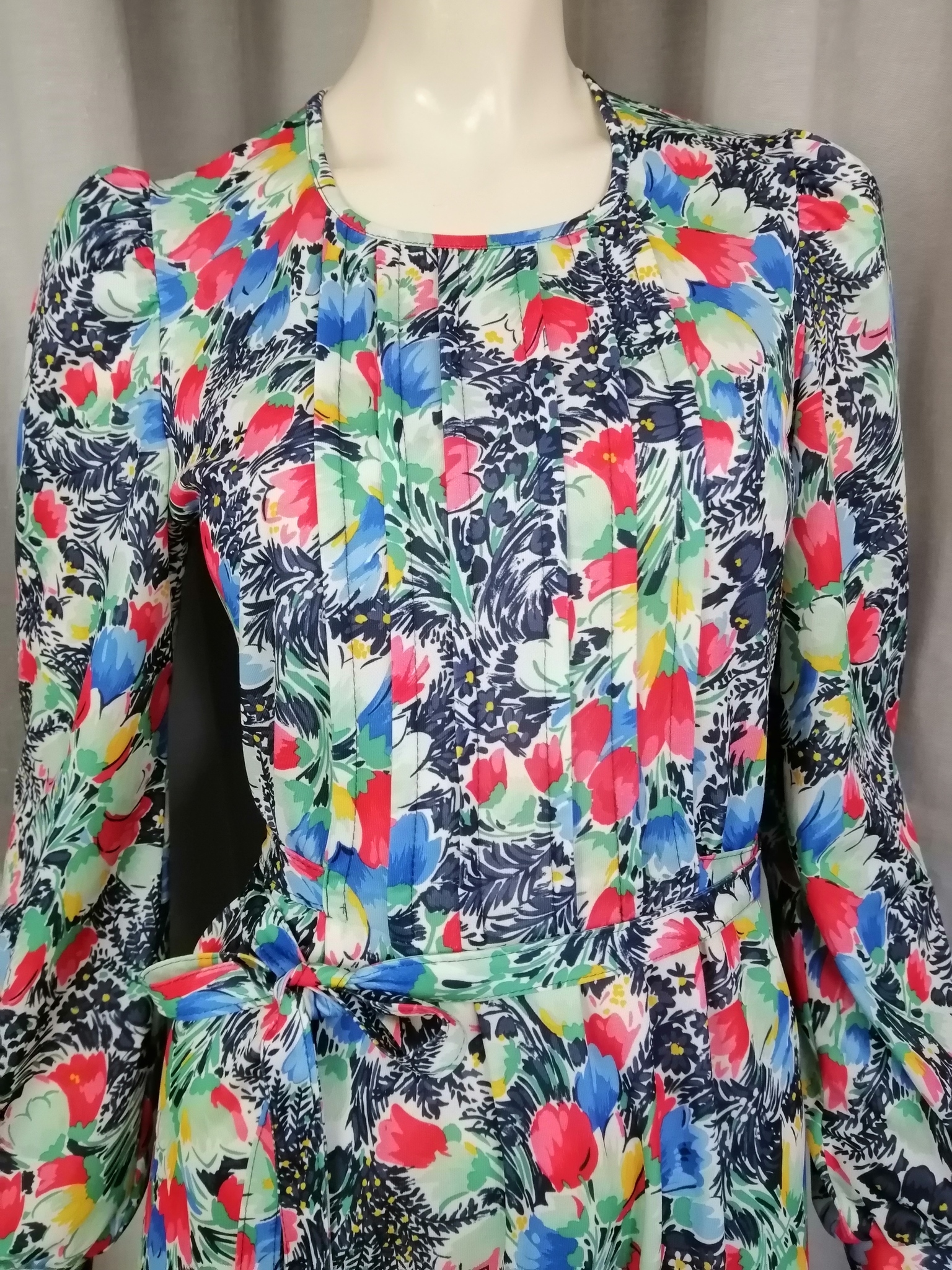Vintage blommig klänning tunnare syntet fina veck fram knytskärp lång ärm 7080-tal