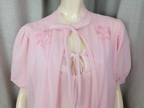 Vintage 60-tal Grace set negligé nattlinne rosa med broderier knytband