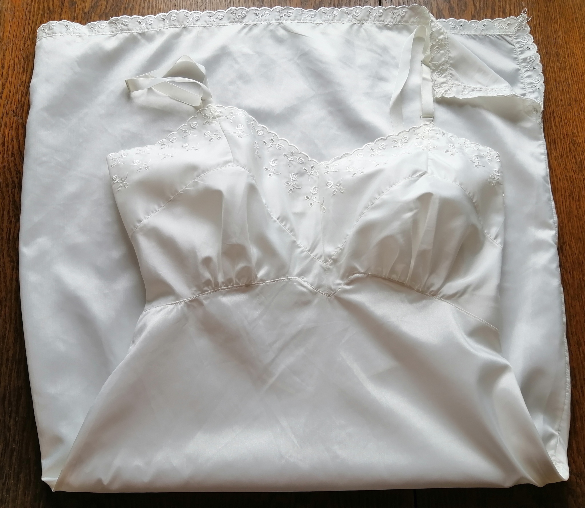 Vintage 60-tal Grace underklänning vit satin-blank blixtlås brodyrspets