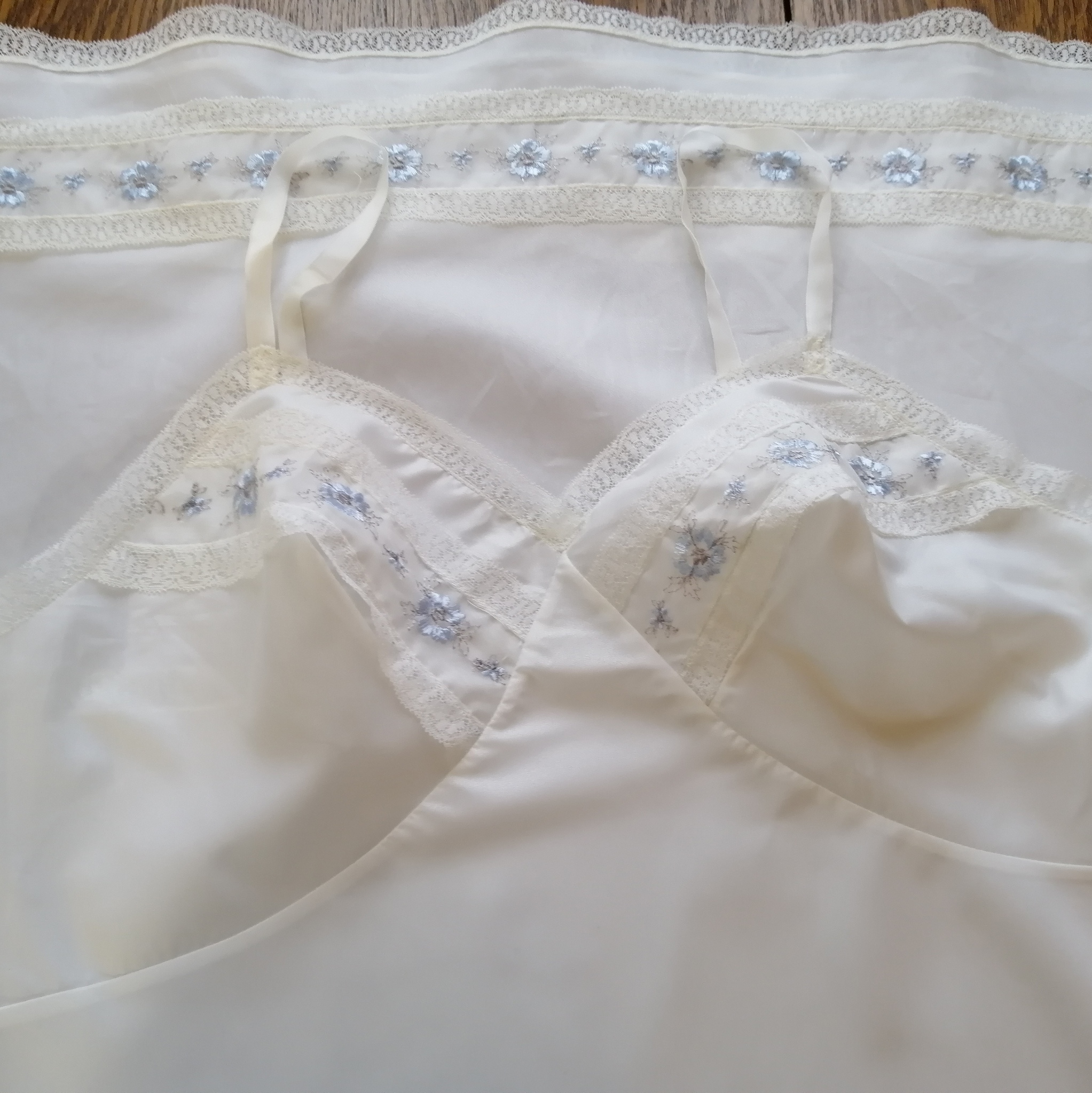 Vintage 60-tal Grace underklänning/nattlinne vit med broderade ljusblå blommor