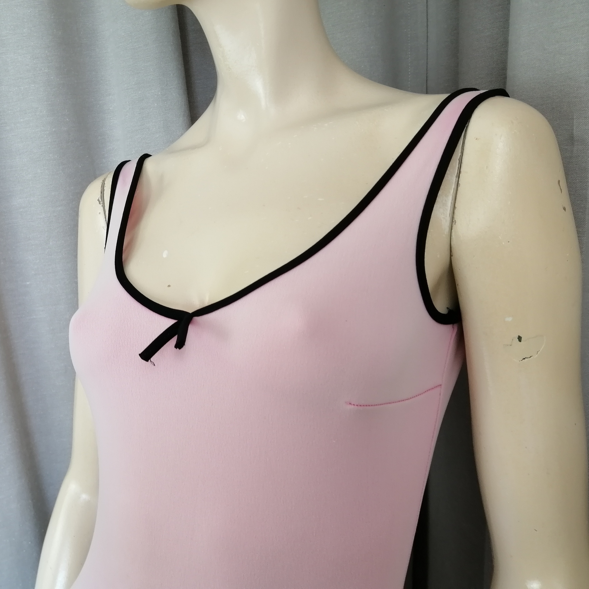 Vintage baddräkt 6070-tal rosa med svarta kantband flicka eller XXS
