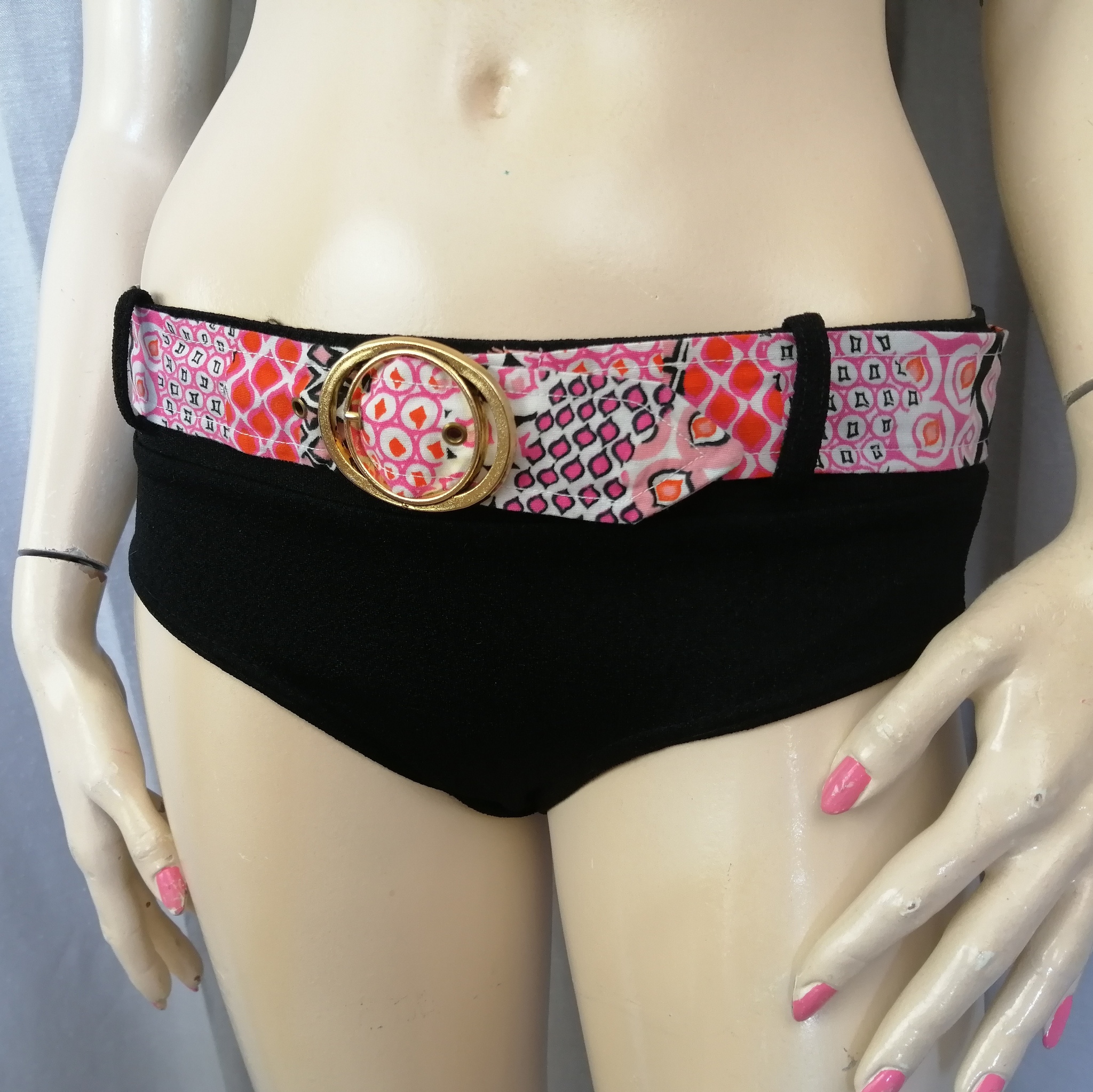 Vintage bikini 6070-tal svarta trosor mönstrat bälte rosa-mönstrad bikini-top