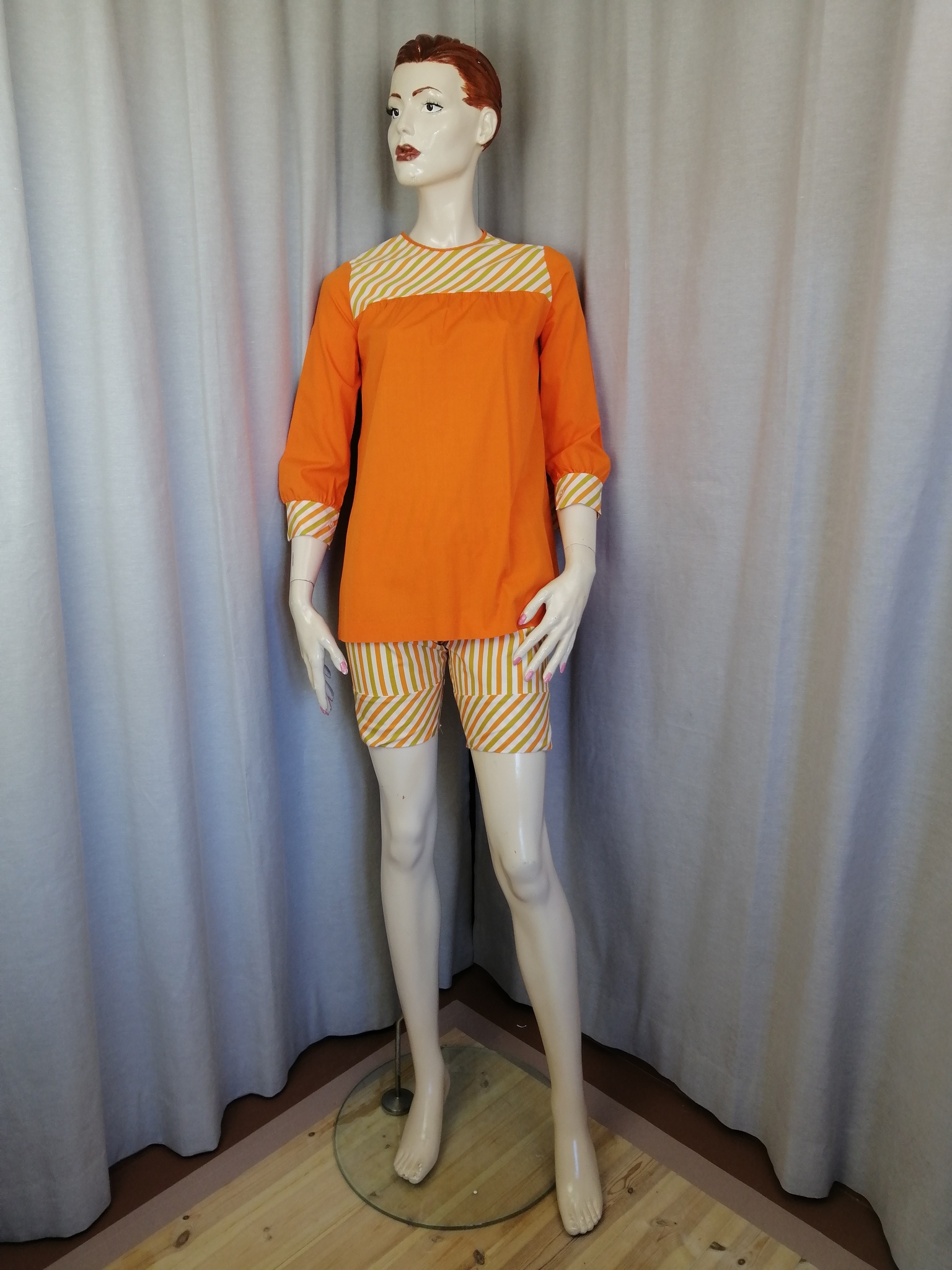 Vintage pyjamas eller strand-dress orange och randig byxa och blus