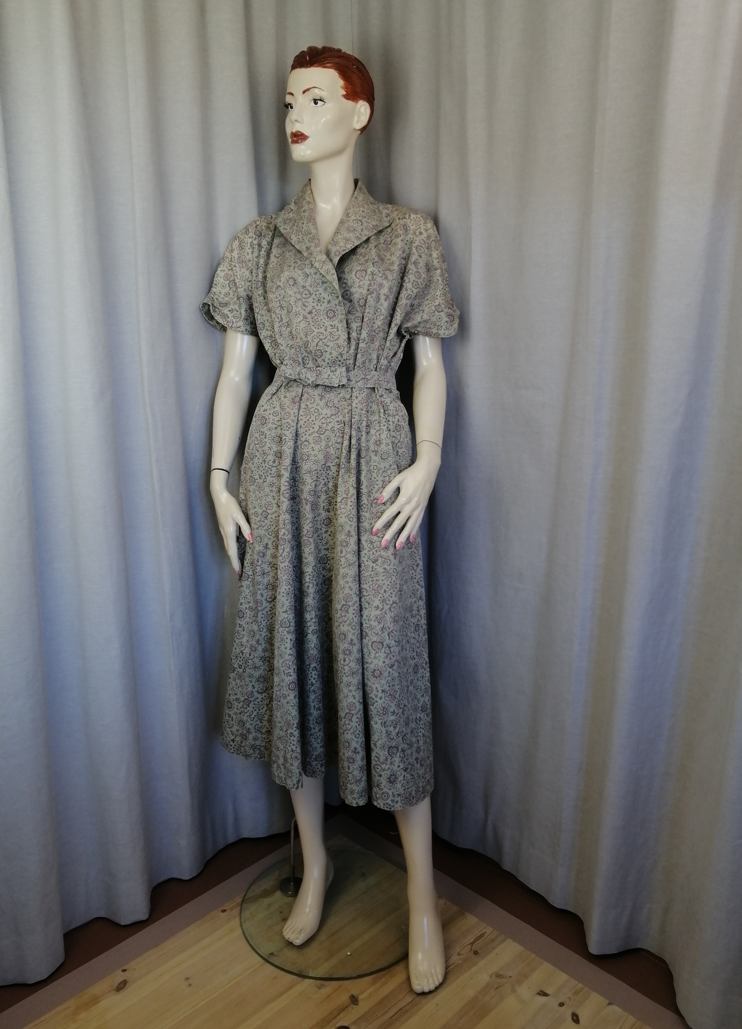 Vintage sommarklänning khaki-grön mönster grå-grönt och cerise vid kjol 50-tal