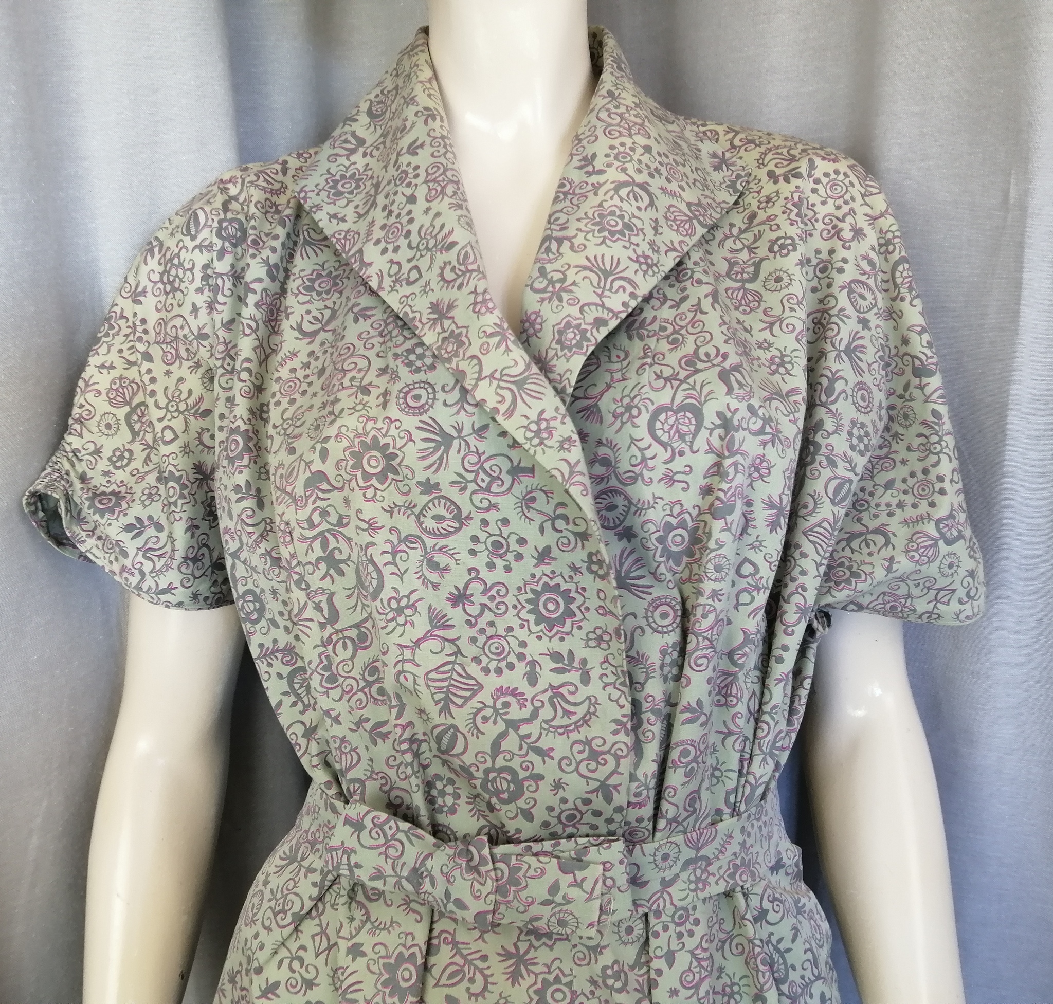 Vintage sommarklänning khaki-grön mönster grå-grönt och cerise vid kjol 50-tal