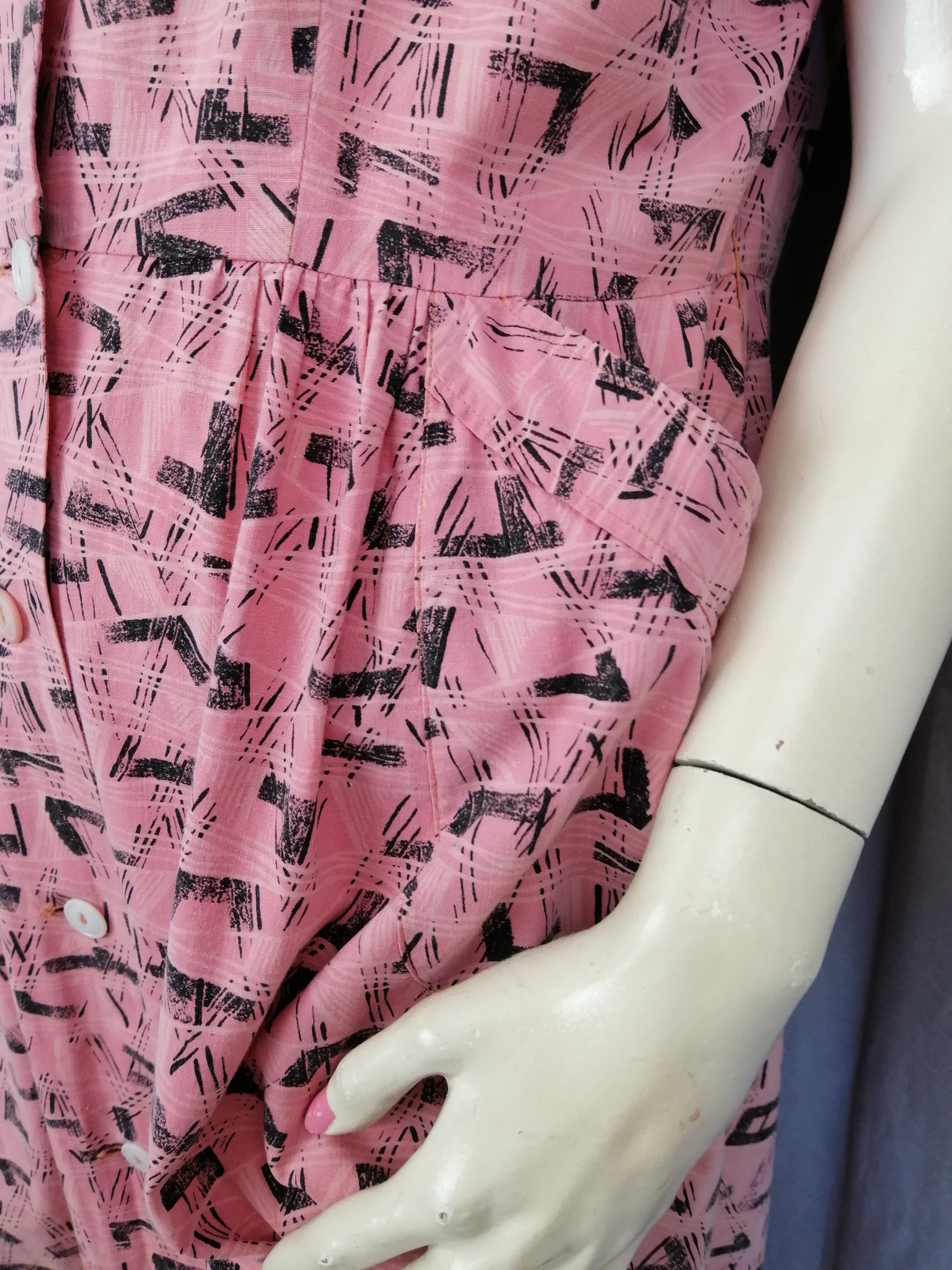 Vintage sommarklänning 50-tal rosa med svart mönster fickor knappar fram