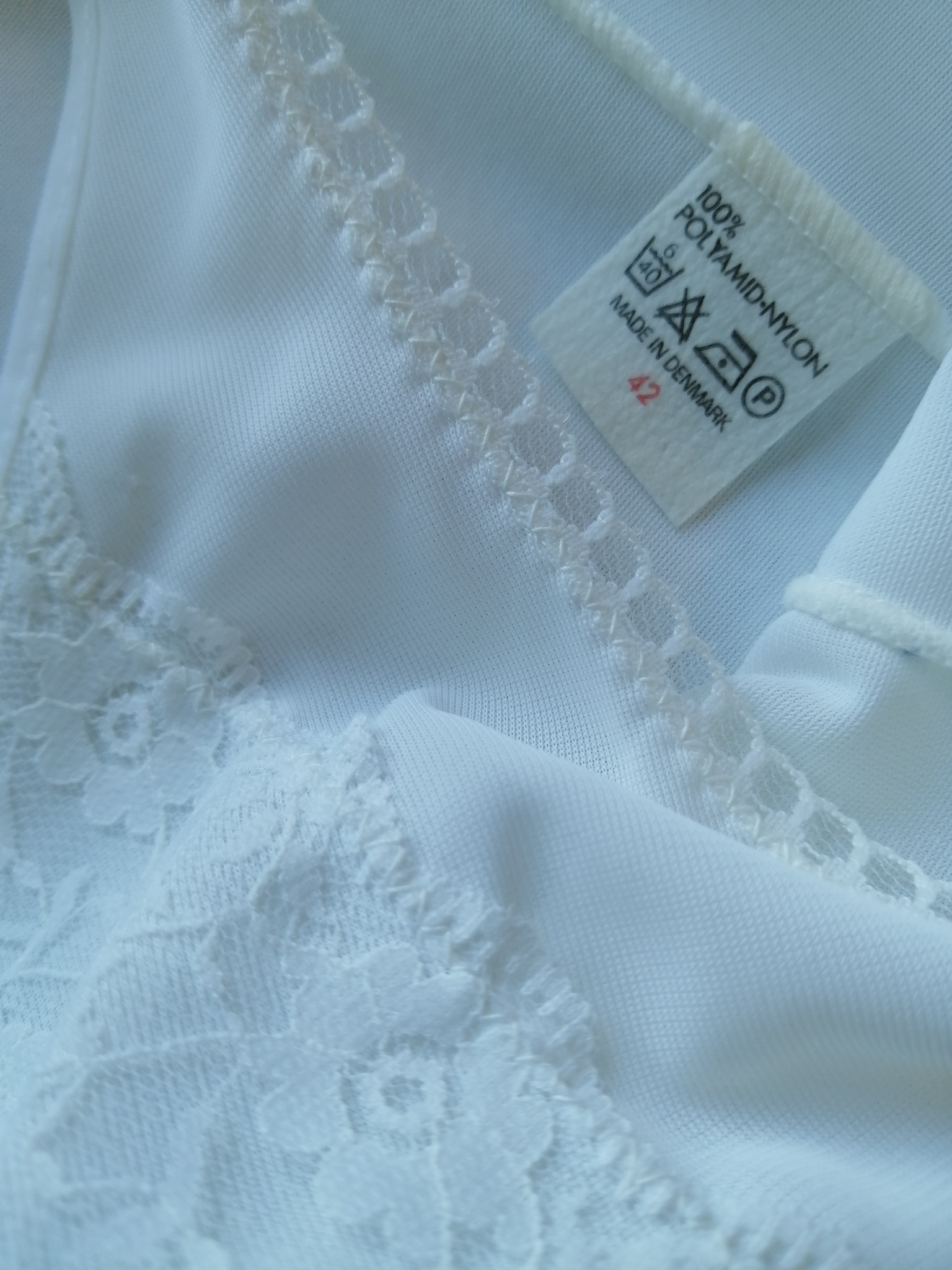 Vintage underklänning vit med spets snett över bysten och smal spets ringningen