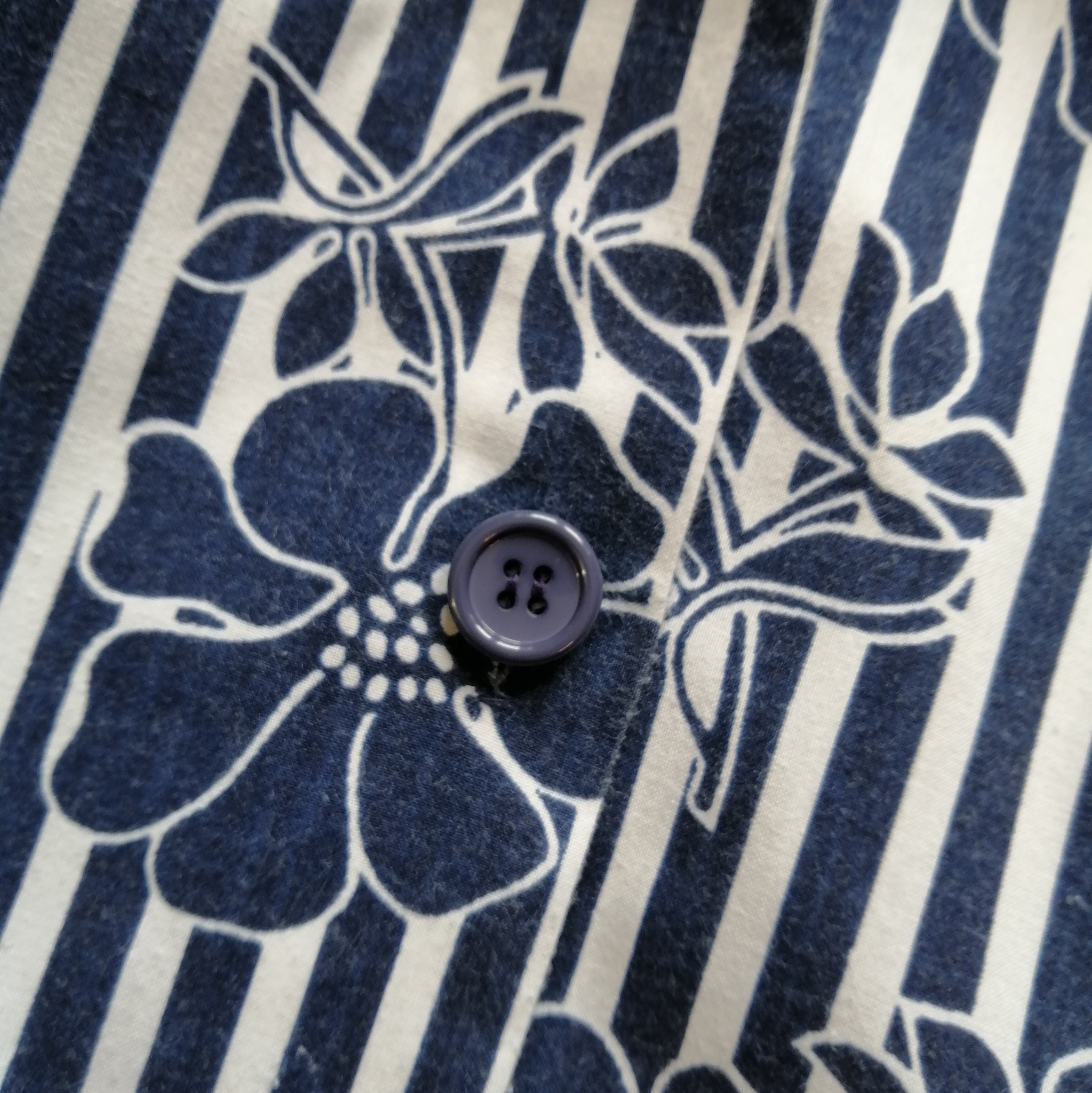 Vintage sommarklänning bomull städrocks-typ vit med blå blommor fickor 6070-tal