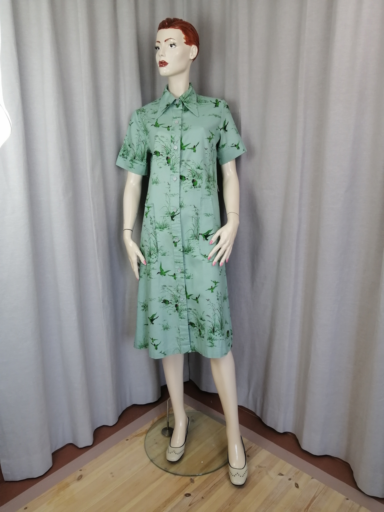 Vintage grön klänning fantatstiskt mönster fåglar i gräs, kort ärm fickor 70-tal