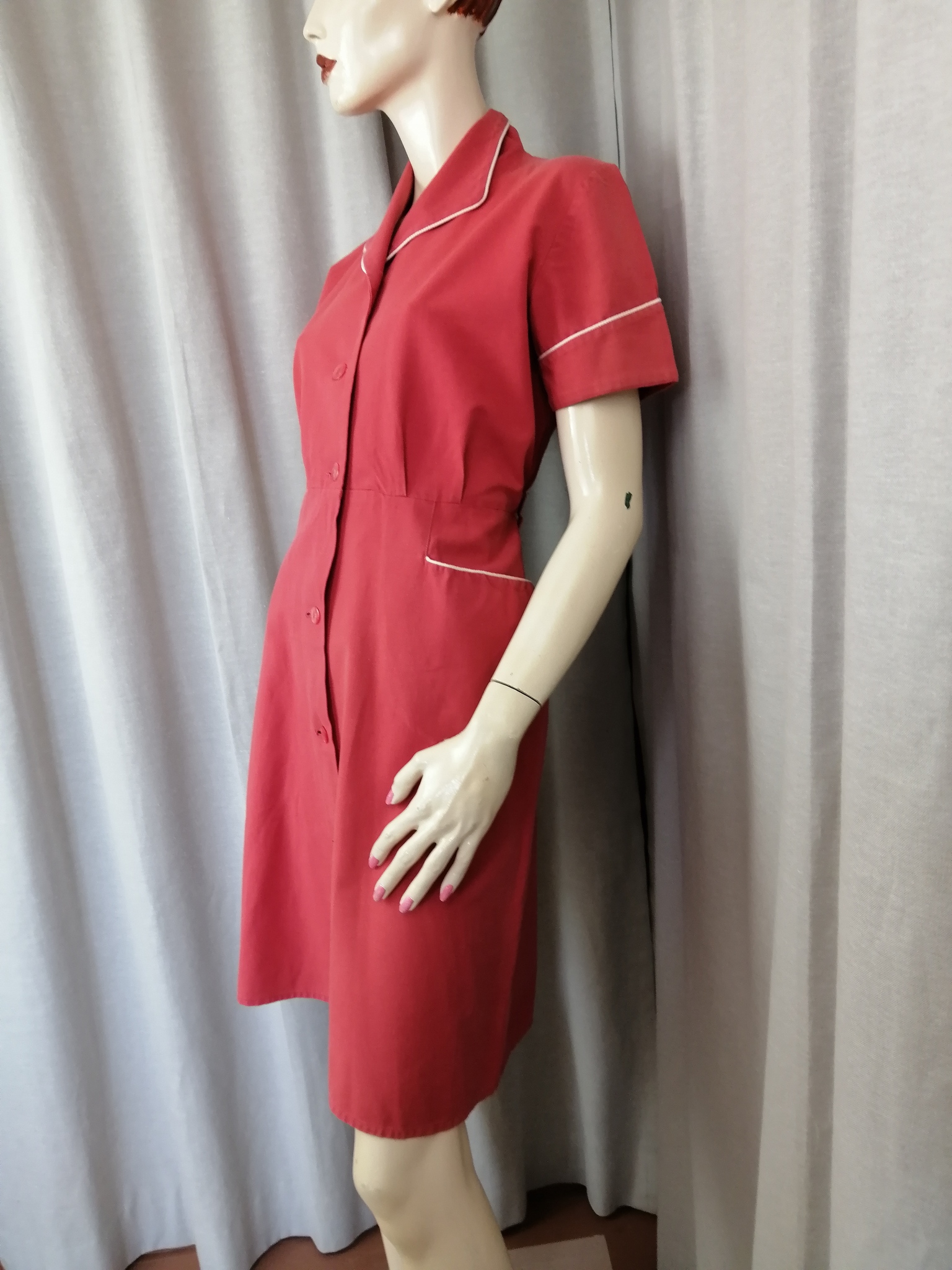 Vintage röd klänning typ diner-rock vita detaljer avskuren midja fickor 50-tal
