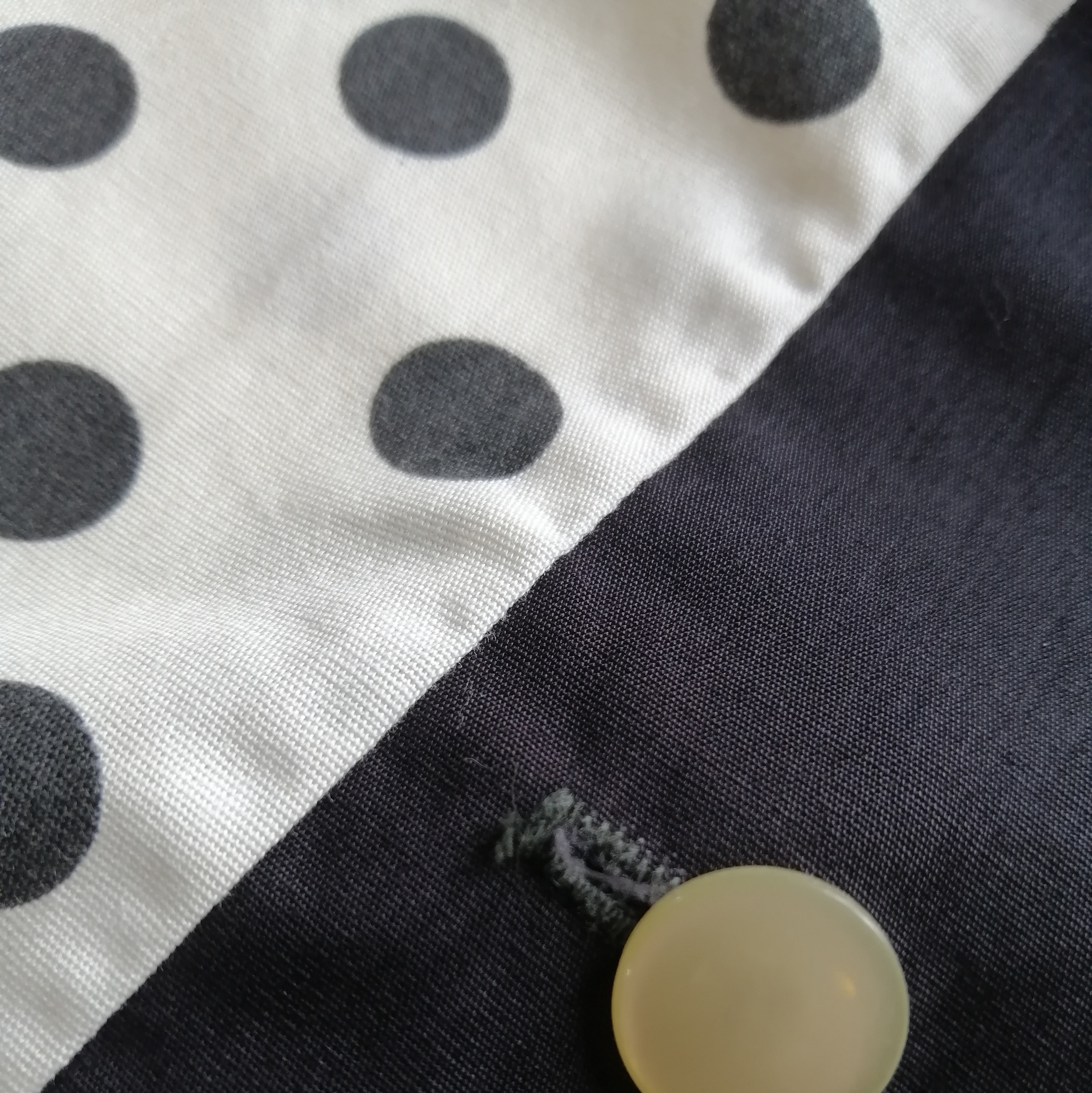 Vintage rak klänning vit med svarta prickar och detaljer ärmlös höft-skärp 60-tal