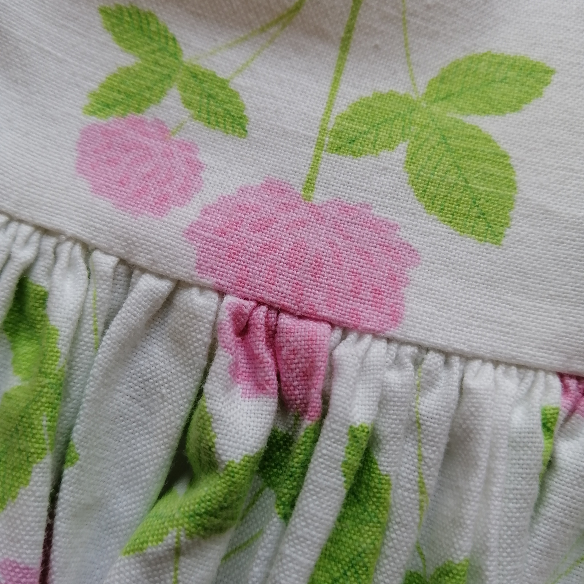 Vintage sommarklänning vit med rosa klöverblommor vid kjol 5060-tal