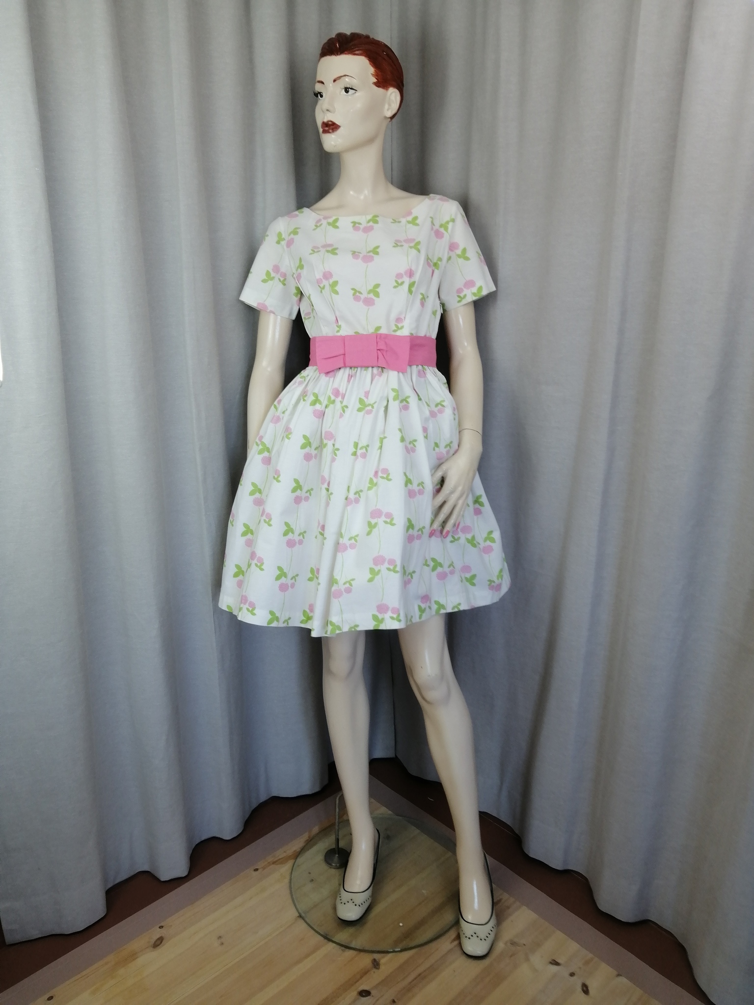 Vintage sommarklänning vit med rosa klöverblommor vid kjol 5060-tal rosa skärp