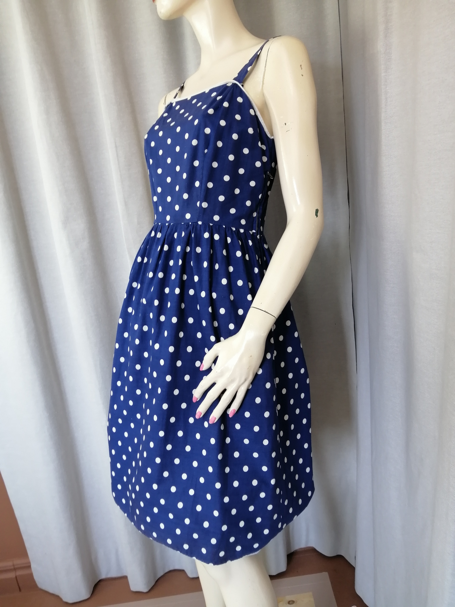 Vintage sommarklänning blå med vita prickar axelband vid kjol 60-tal