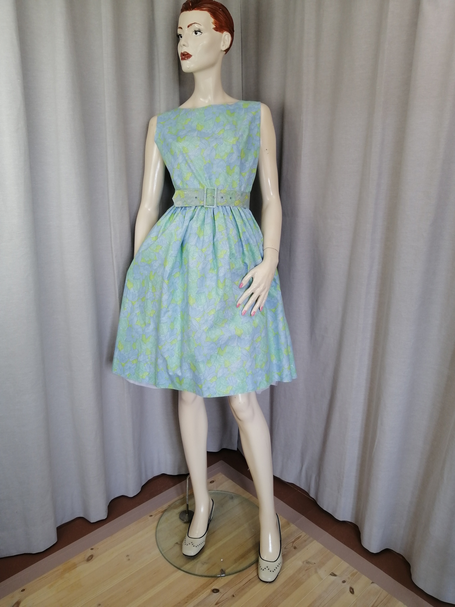 Vintage sommarklänning ärmlös vid kjol limegrön ljusblå mönstrad skärp 60-tal
