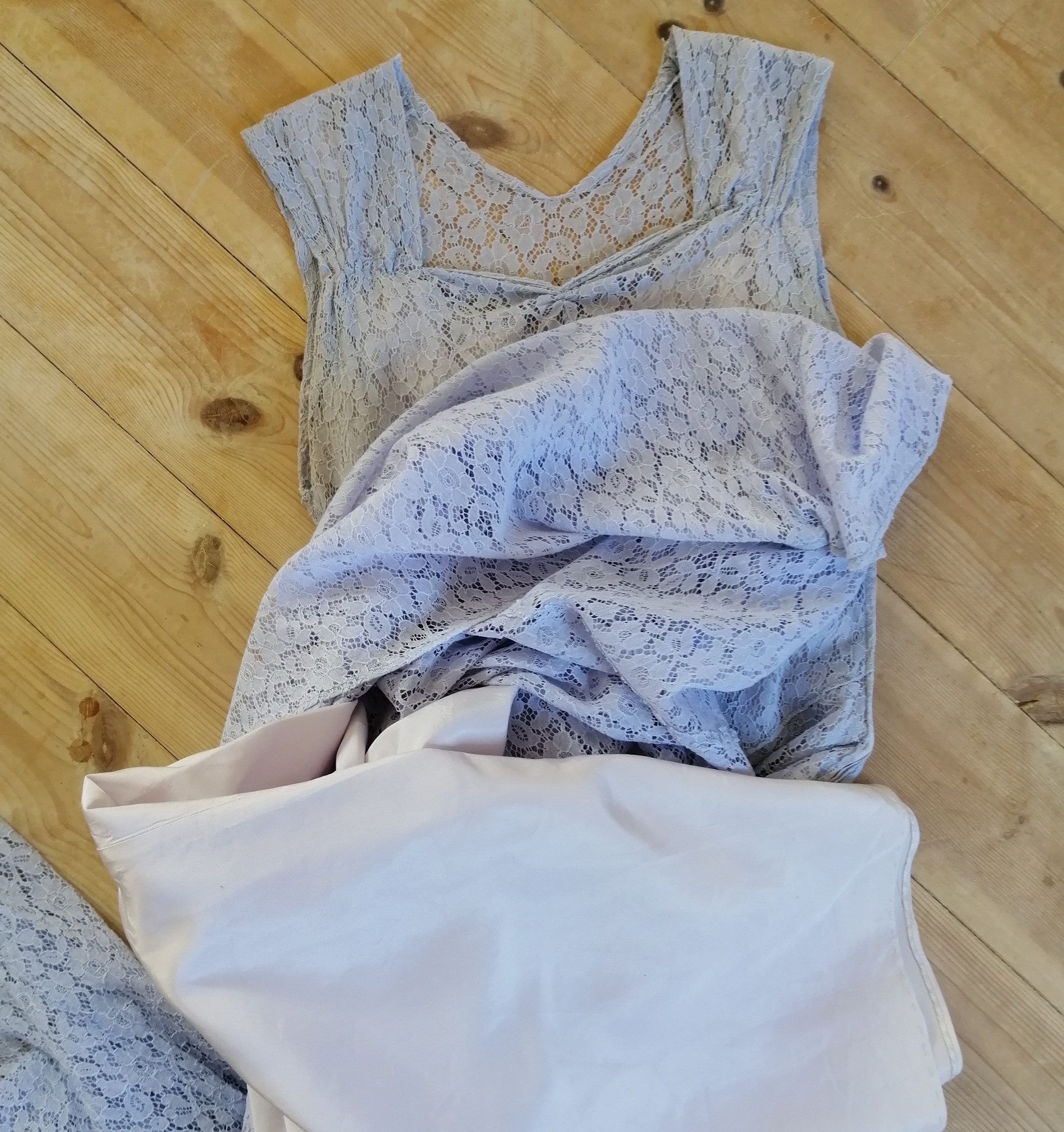 Vintage balklänning ljusblå-lavendel spets med underklänning isydd 50-tal