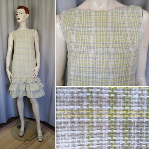 Vintage rak klänning utan ärm volanger nertill grovt tyg rutvävt vit gul ljusgrå 50-tal