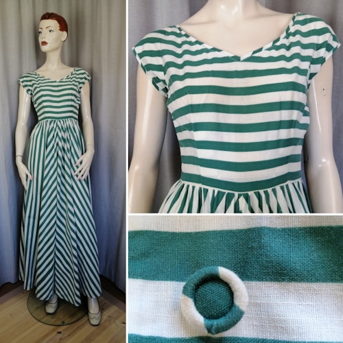 Vintage långklänning extra vid kjol randig grön vit bomull, knappar baktill 50-tal