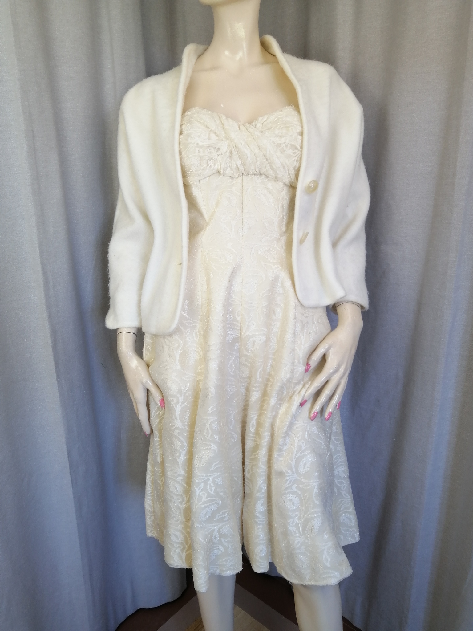 Vintage festklänning brudklänning kort elfenbesvit släp och ros baktill axelbandslös 60-tal