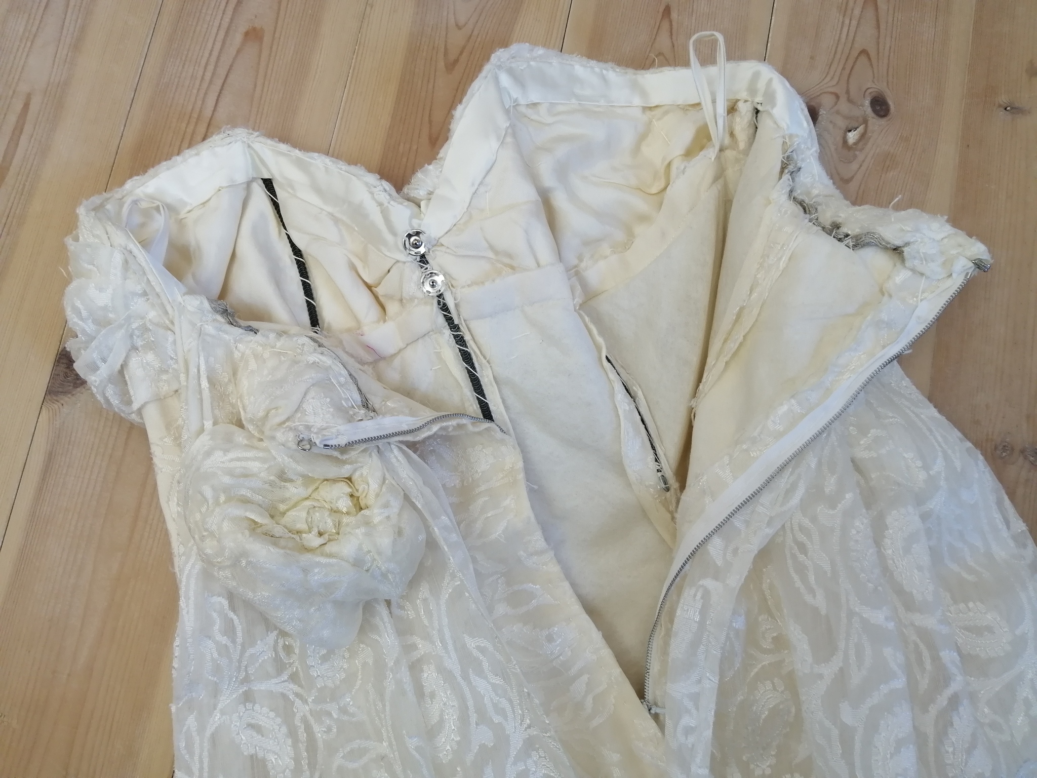 Vintage festklänning brudklänning kort elfenbesvit släp och ros baktill axelbandslös 60-tal