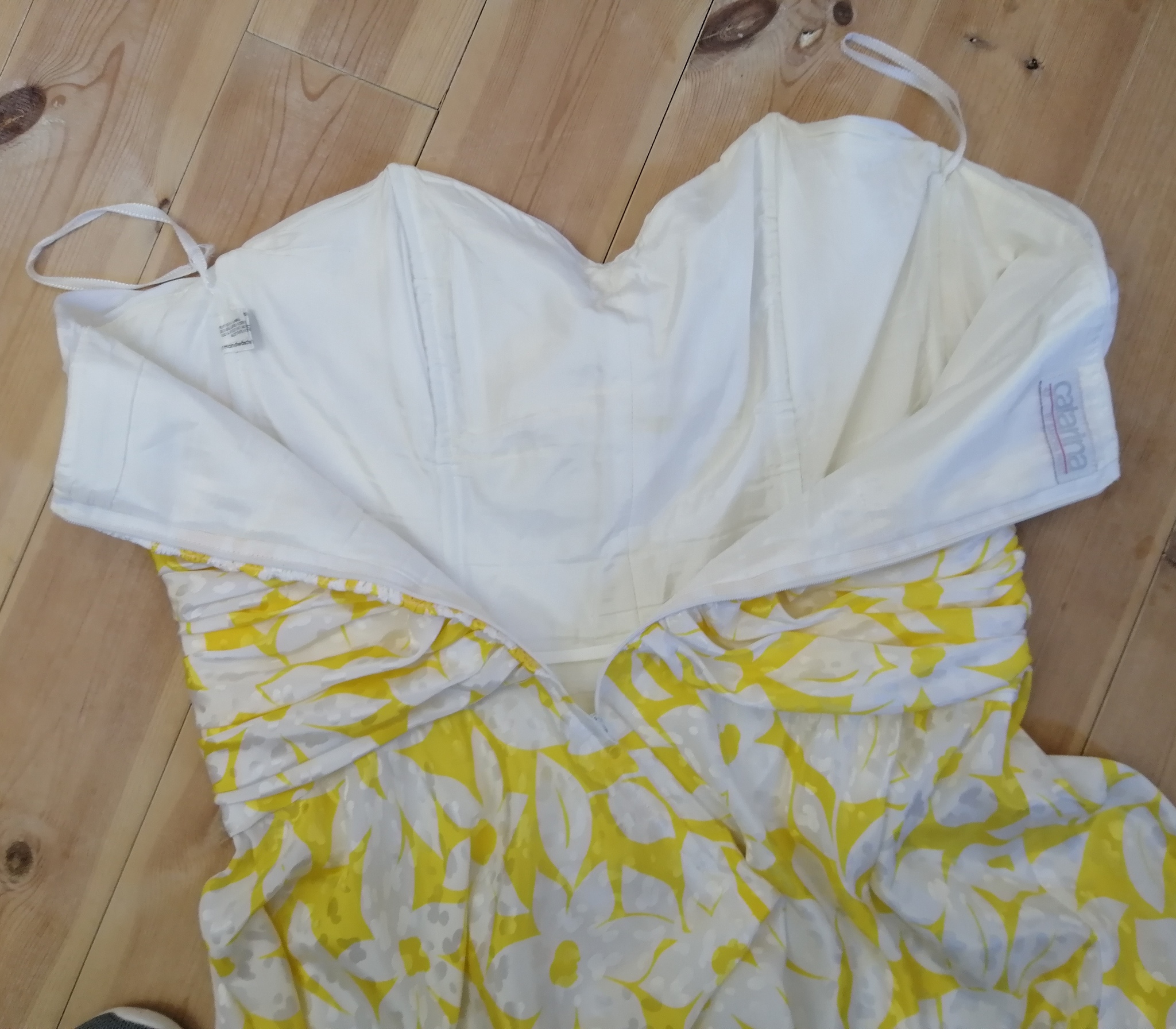 Vintage festklänning 80-tal axelbandslös gul vit draperat liv rosett fram blank