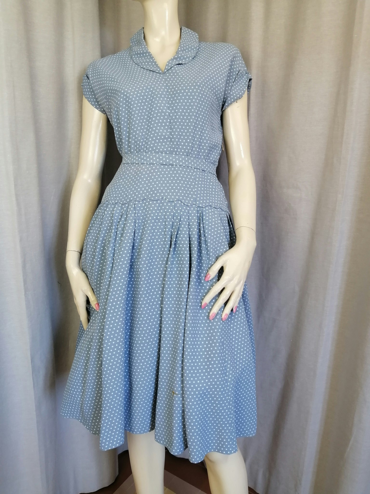 Vintage prickig klänning ljusblå vit avskuren medjan holkärm vid kjol  60-tal - Vintage Corner Österlen