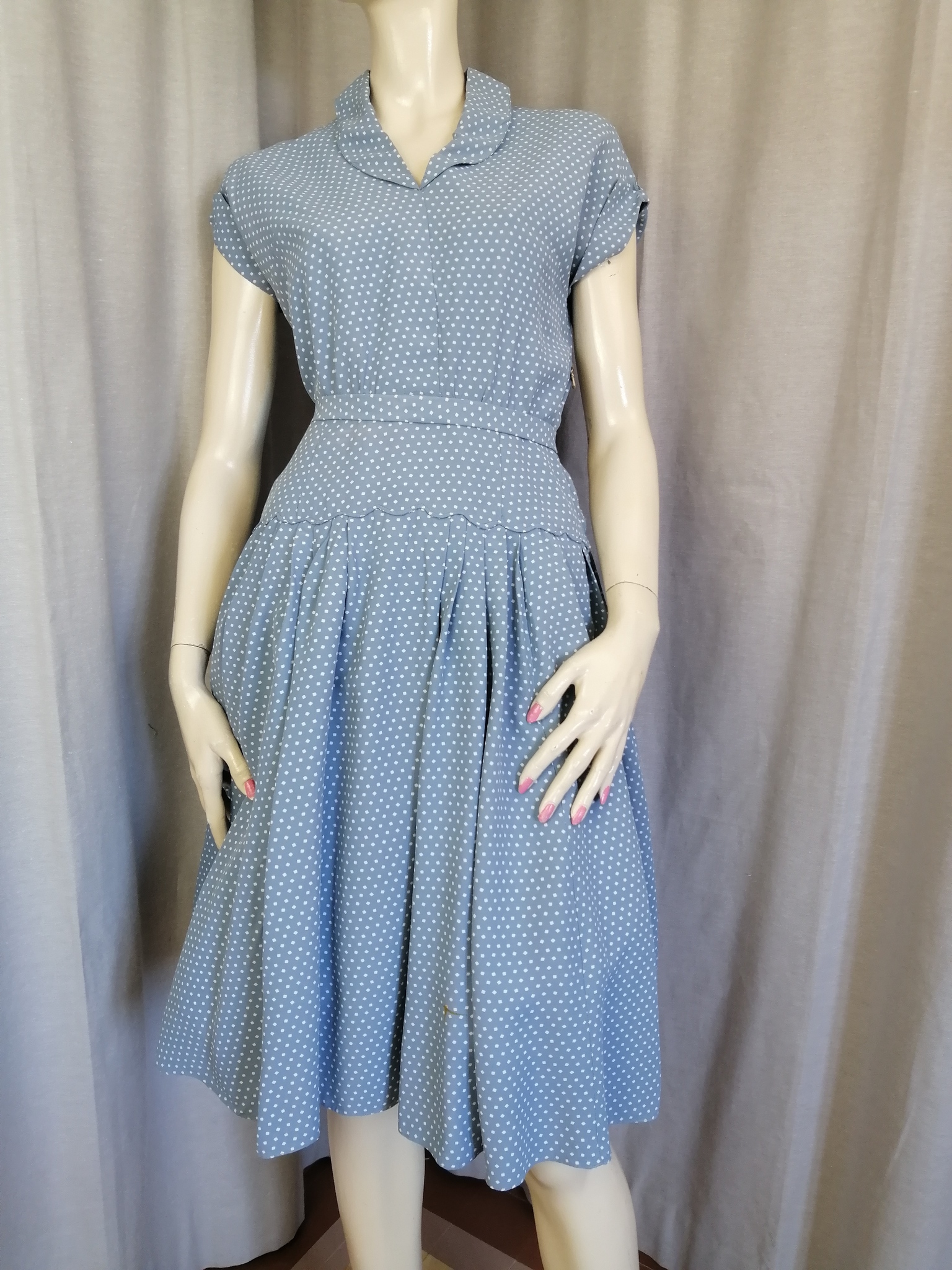 Vintage prickig klänning ljusblå vit avskuren midjan holkärm vid kjol 60-tal