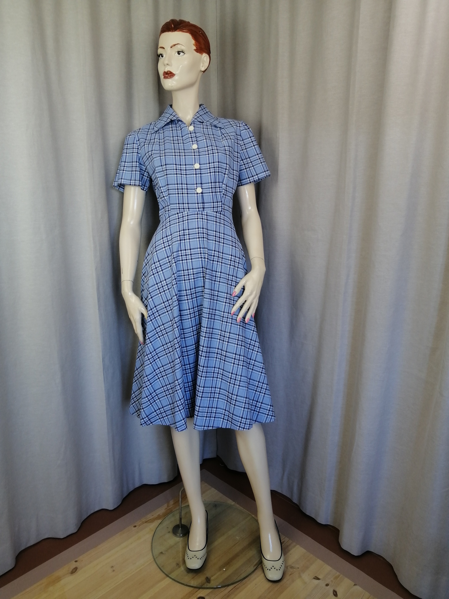 Vintage blå-rutig skjortklänning klockad kjol knappar fram kort ärm 70-tal