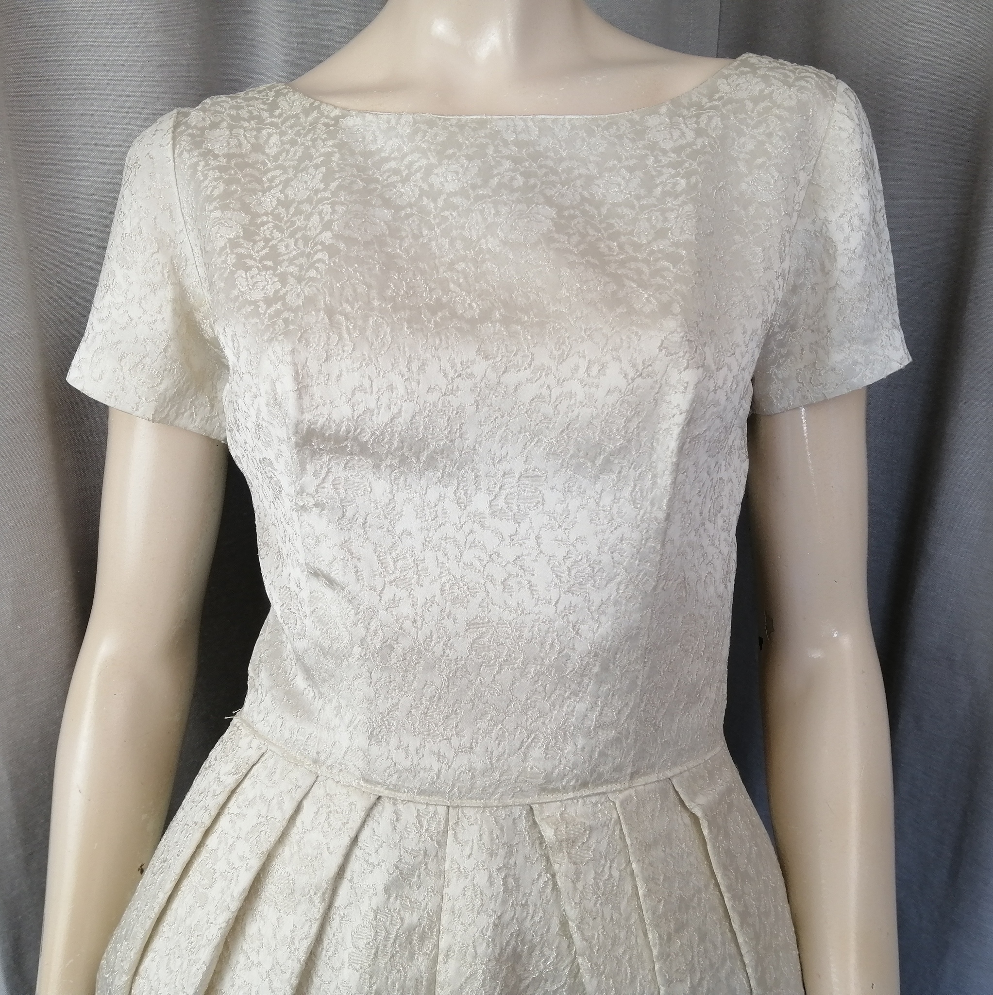 Vintage brudklänning silvervit kort tulpanformad kjol kort ärm blom-mönster 60-tal