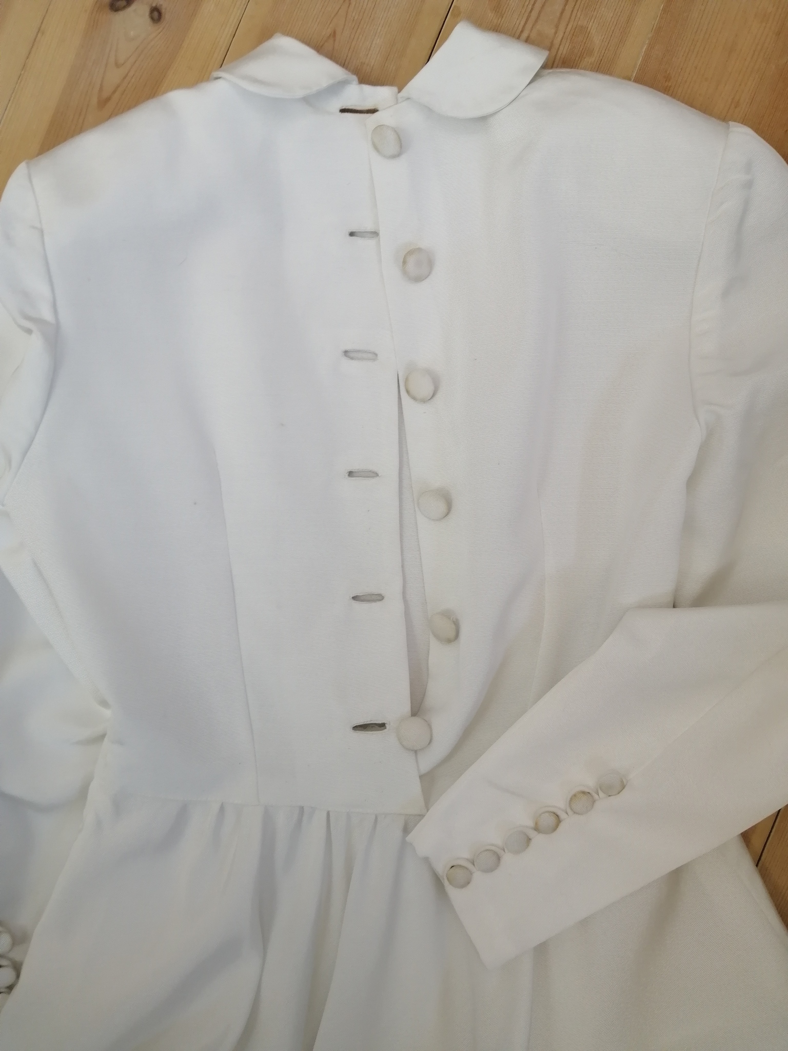 Vintage prydlig vit brudklänning 40-tal lång ärm vid kjol liten söt krage rips