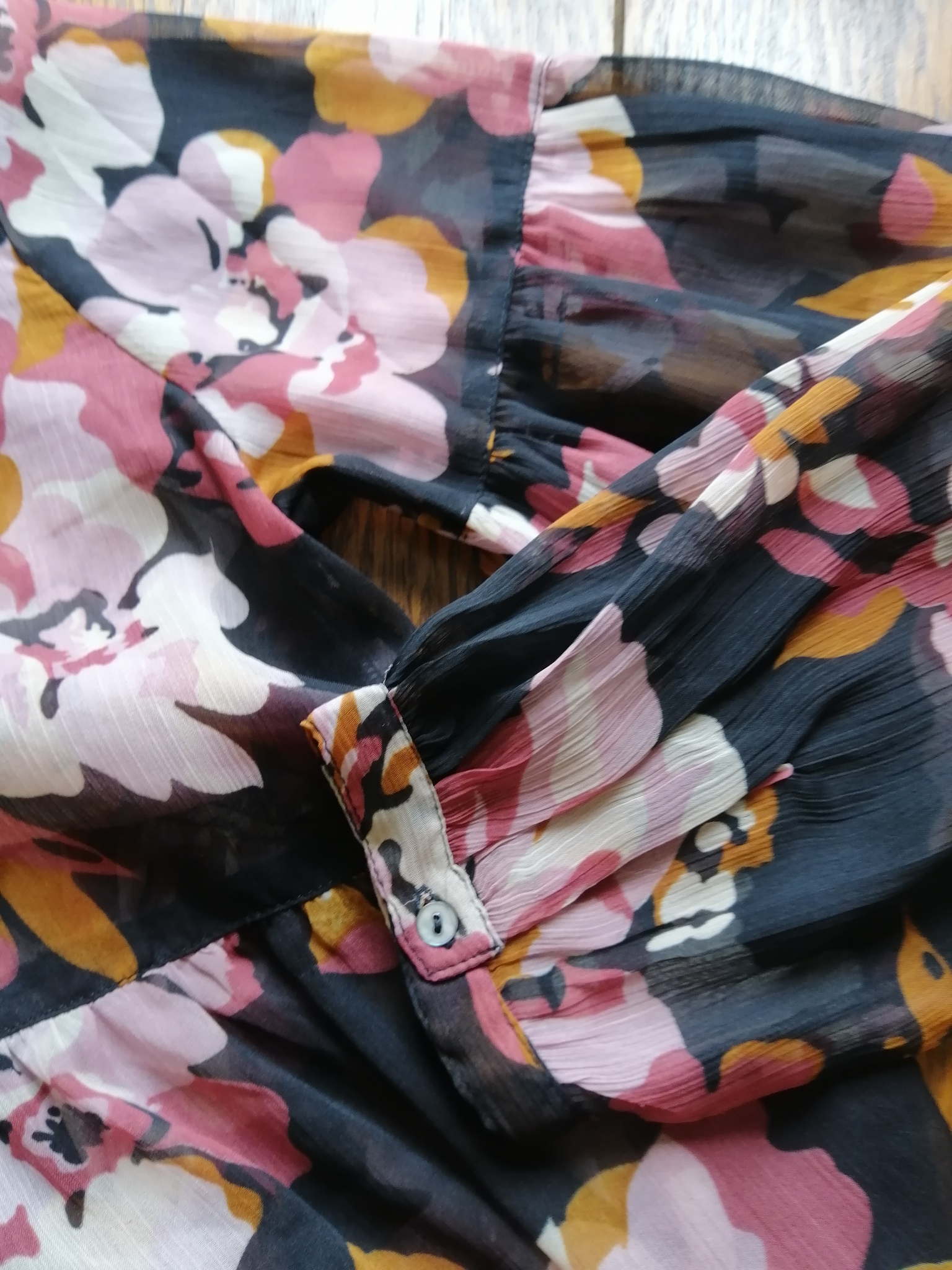Second Hand Indiska tunn romantisk blus tunika svart med rosa blommor rynk
