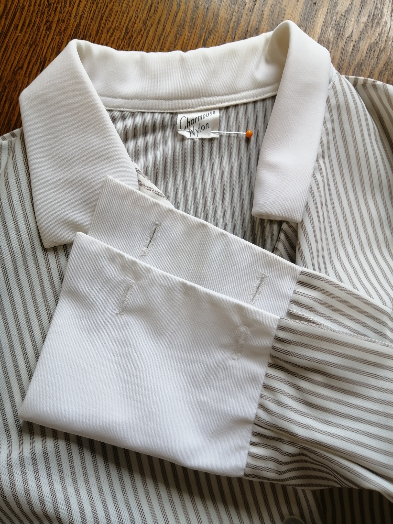 Vintage nylon-skjorta blus dam svagt brun-randig vit krage manschetter 50-tal