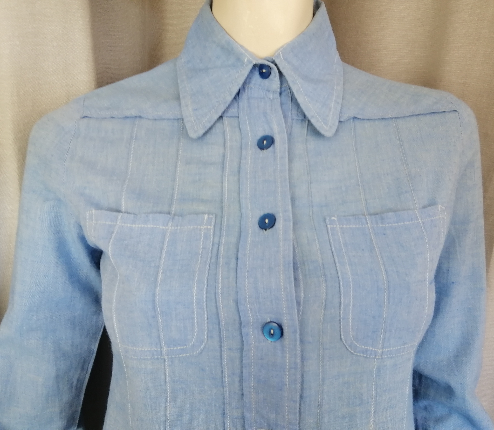 Vintage liten ljus jeans-skjorta med bröstfickor fina detaljer figursydd 70-tal